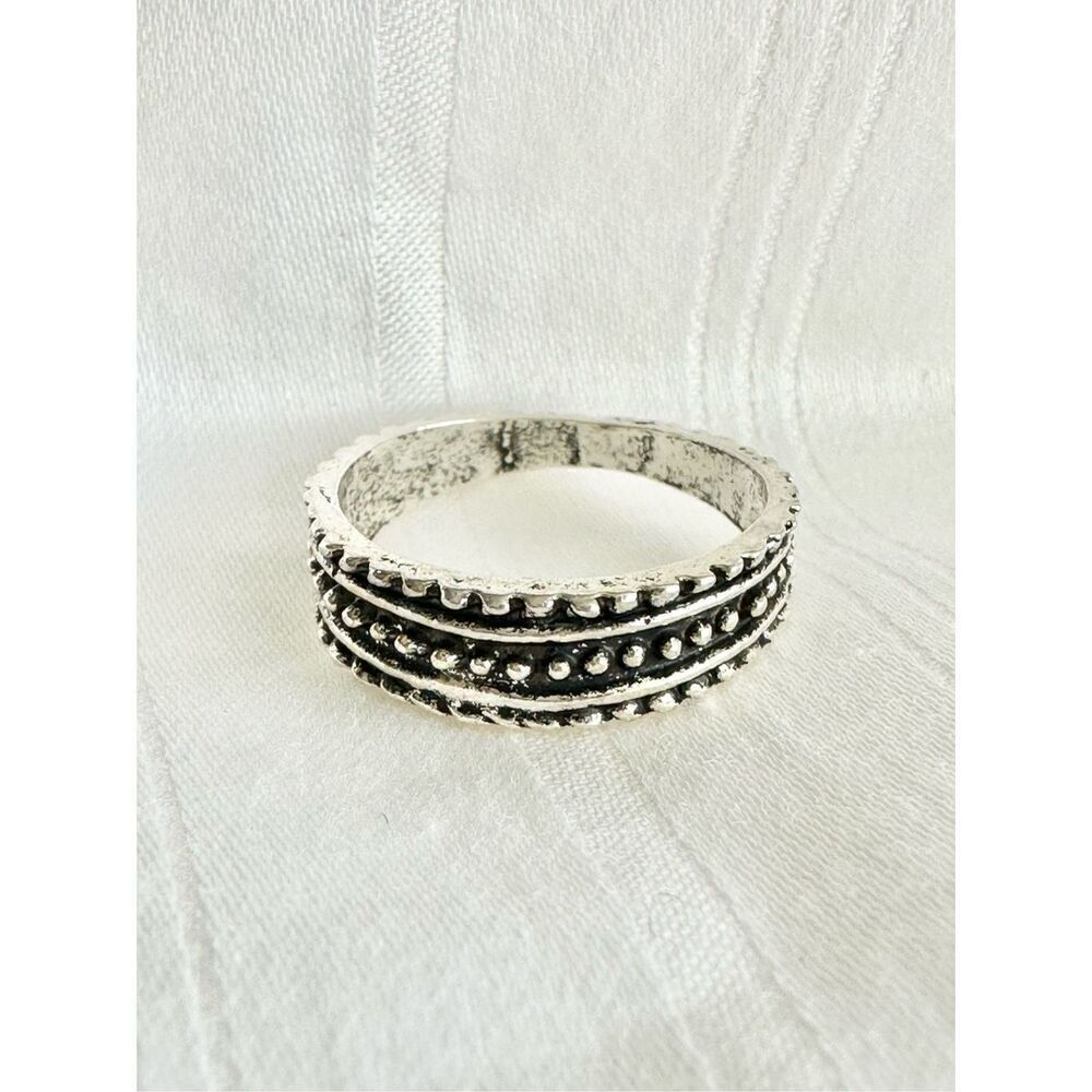 Intricate band cut ring size 6